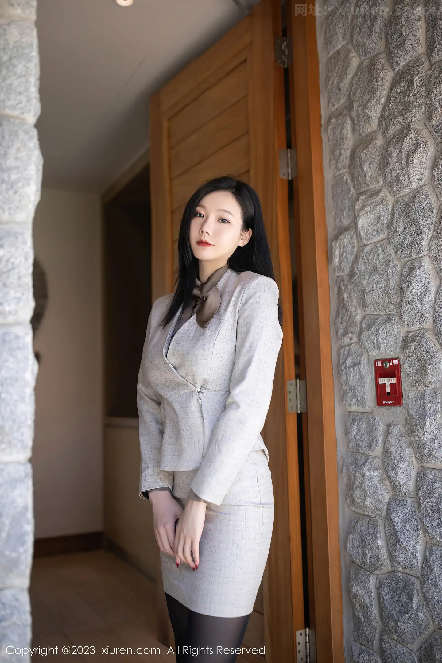 图片[2]-[XiuRen秀人网] VOL.6951 模特安然anran灰色职业Ol装露红色蕾丝内衣秀曼妙身姿诱惑写真79P-秀人网官方网站